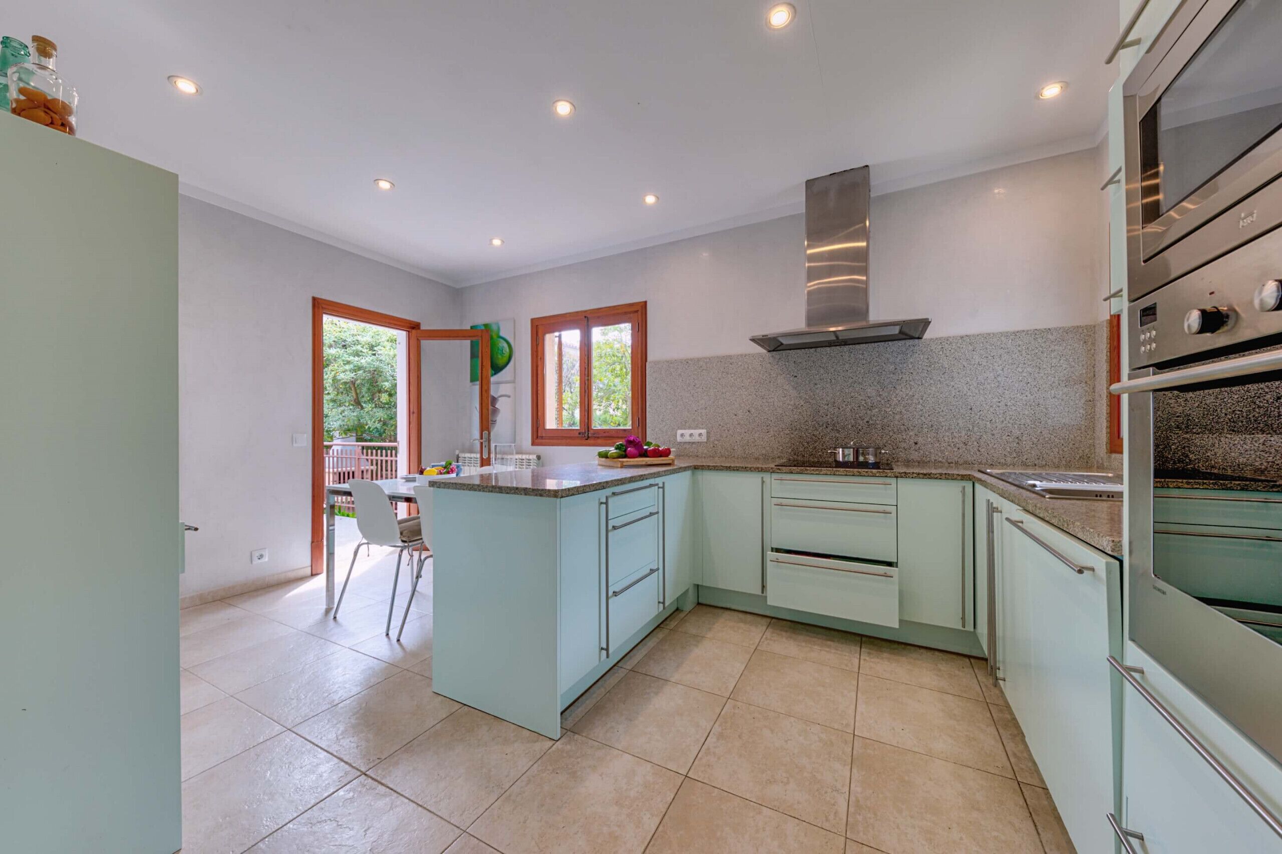 雪櫃、微波爐、焗爐、洗碗機