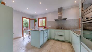 Een koelkast, een microgolfoven, een oven, een vaatwasser