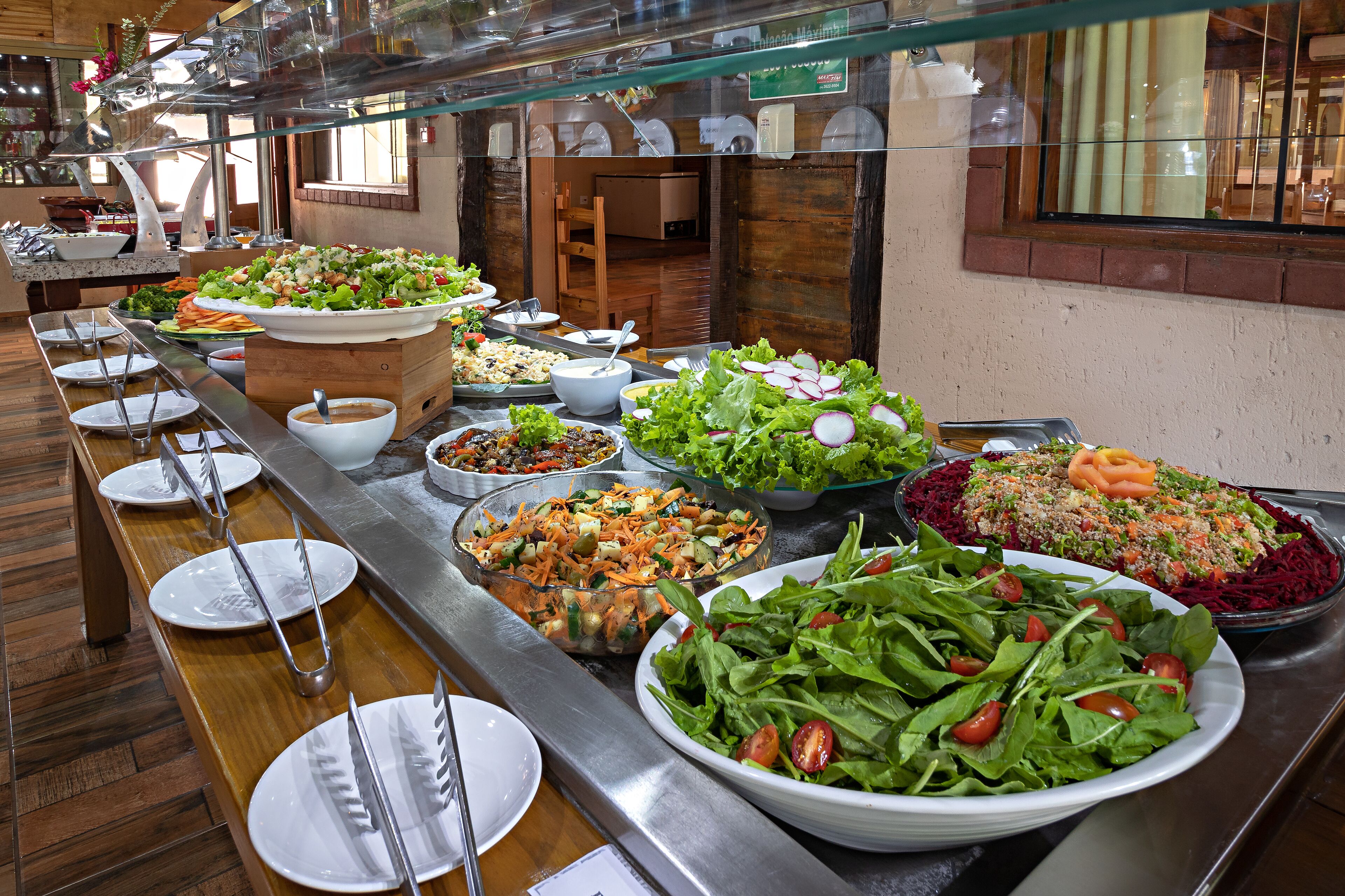 Un buffet con insalate e piatti assortiti.