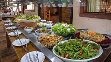 Un buffet con insalate e piatti assortiti.