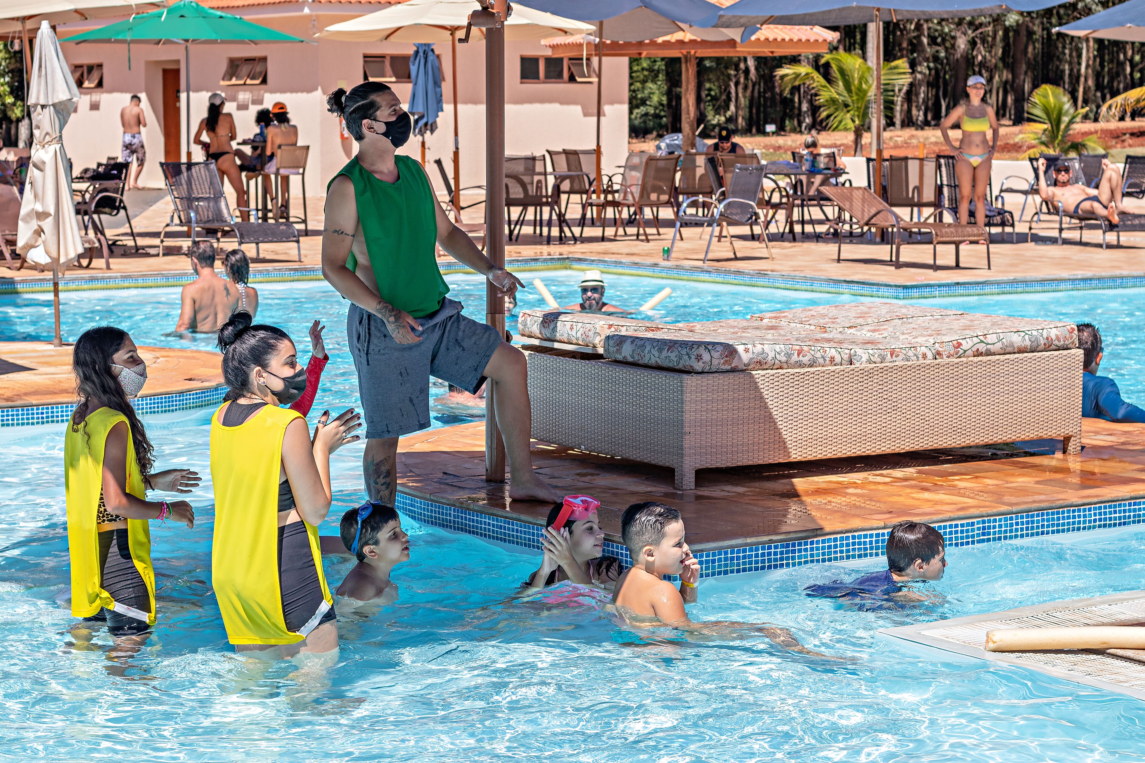 Una piscina con sillas de descanso y sombrillas.