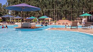 Piscina all'aperto, ombrelloni da piscina, lettini
