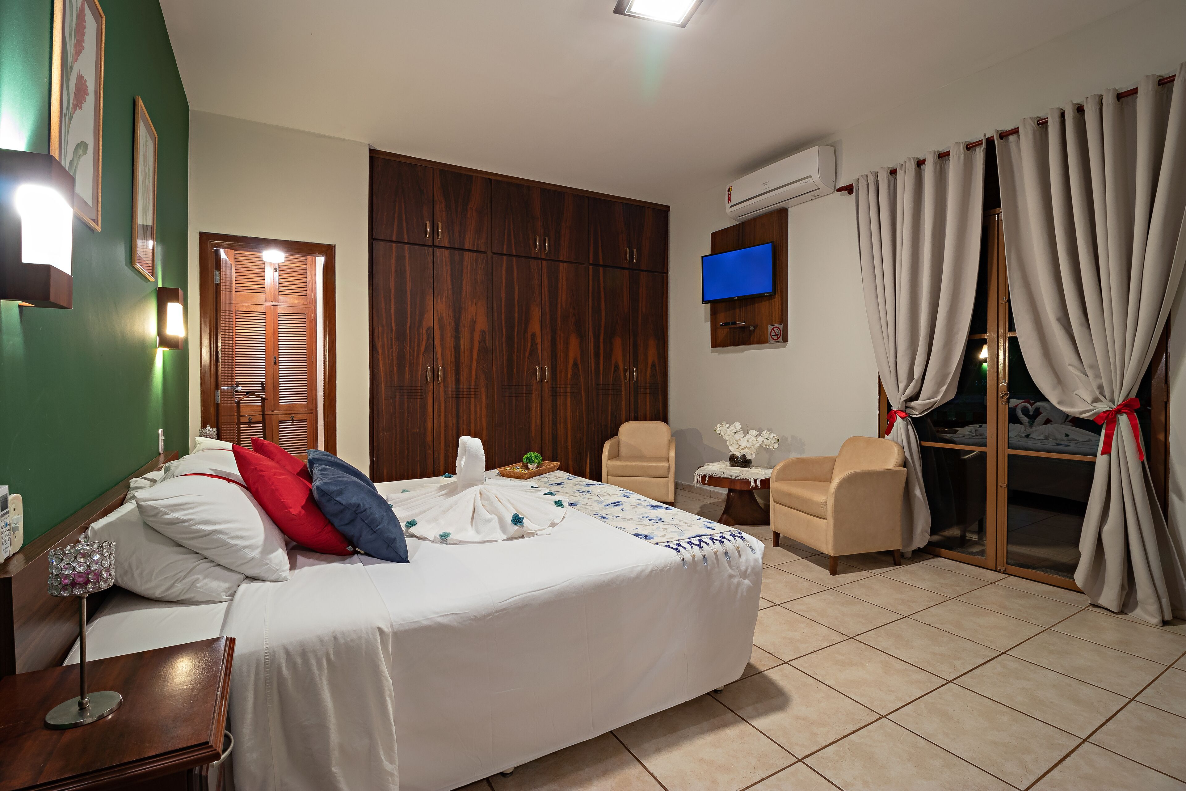 Minibar, caja de seguridad en la habitación y escritorio 