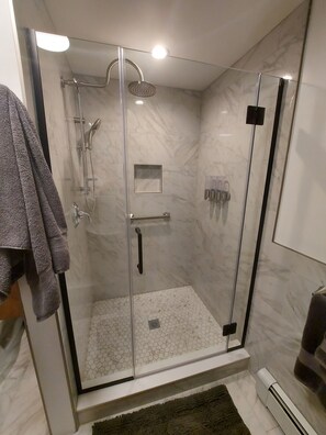 Dusche, Haartrockner, Handtücher, Seife