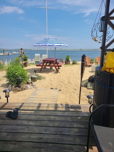 BEACHFRONT 1BR WATERVIEWS WITH DECK PRIVATE BEACH