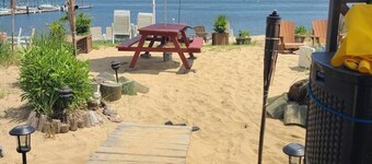 BEACHFRONT 1BR WATERVIEWS WITH DECK PRIVATE BEACH