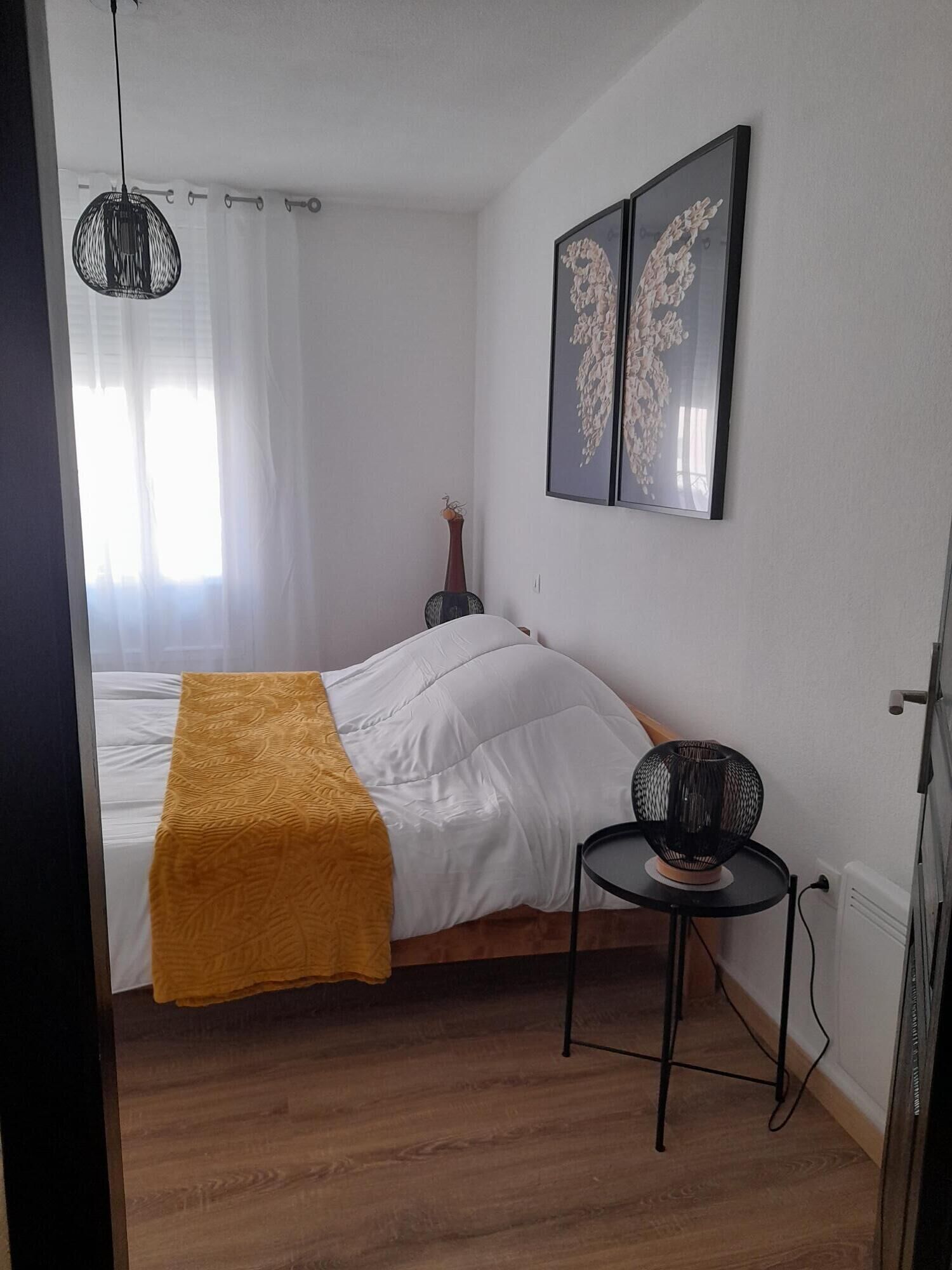 2 chambres, bureau, fer et planche à repasser, lit parapluie