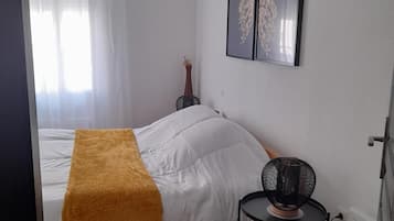 2 chambres, bureau, fer et planche à repasser, lit parapluie