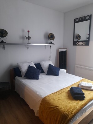 2 bedrooms, desk, iron/ironing board, travel crib - In the heart of Meze, apartment 2 BEDROOMS, AIR CONDITIONED, sleeps 4.  (Mèze)