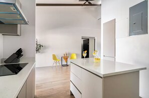 Frigorífico, microondas, placa de cocina y cafetera o tetera