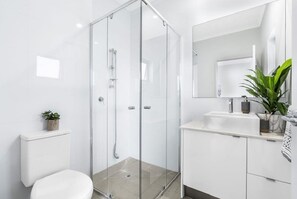 Kombinert dusj/badekar og håndklær