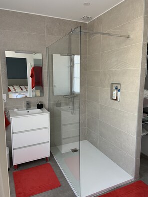 Shower, hair dryer - Stopover gîte at the foot of St EMILION (Saint-Pey-d'Armens)