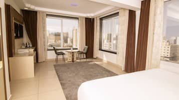Deluxe Studio, 1 King Bed, City View | Frette Italian sheets, premium bedding, in-room safe, soundproofing