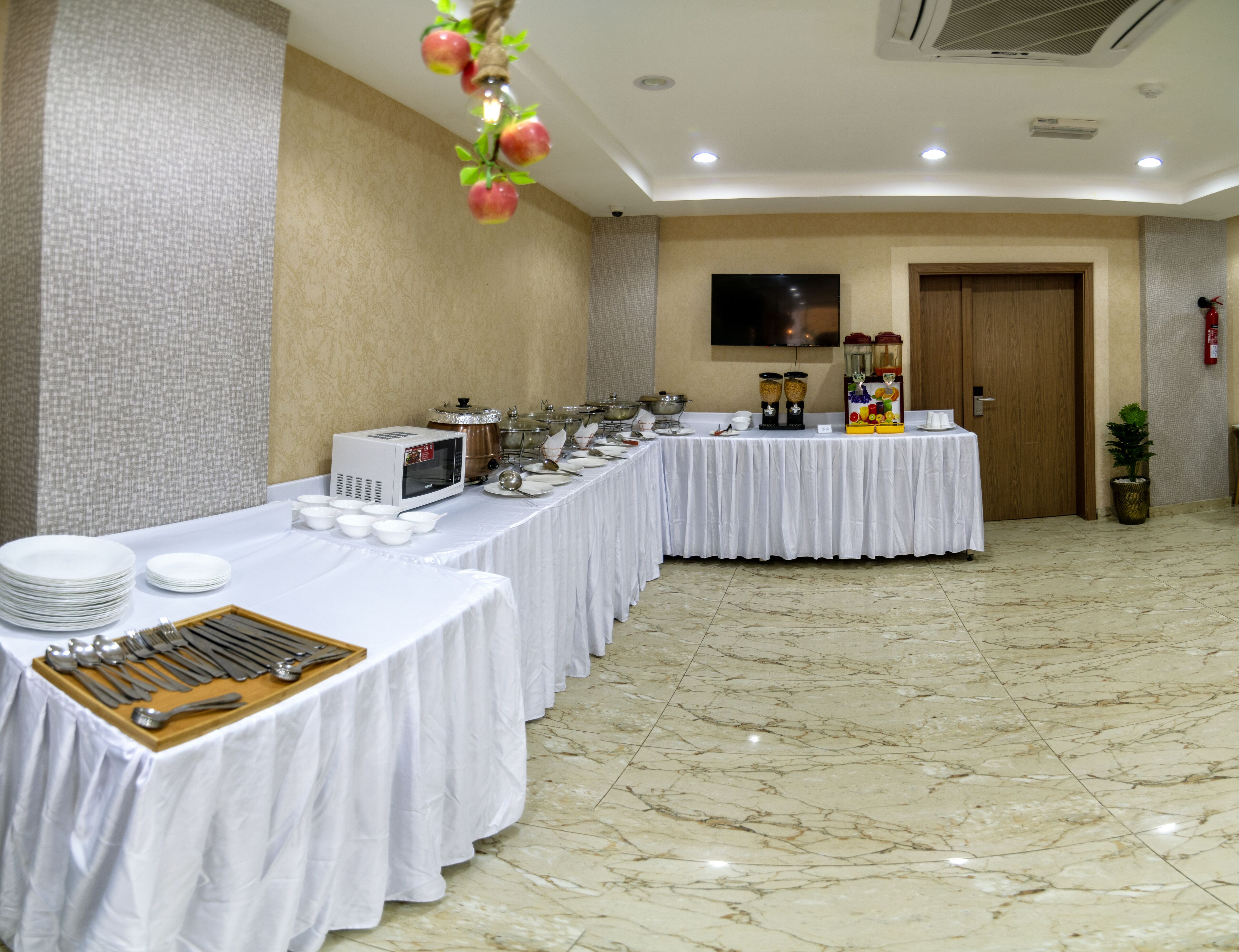 每日供应自助式早餐（每人 OMR 2）