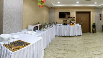 Daily buffet breakfast (OMR 2 per person)