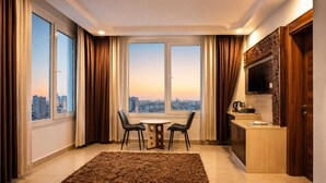 Una cocina moderna con comedor, ventanas amplias y vistas a la ciudad.