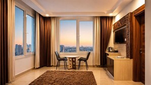 Deluxe-Studio, 1 King-Bett, Stadtblick | Italienische Bettbezüge von Frette, hochwertige Bettwaren, Zimmersafe