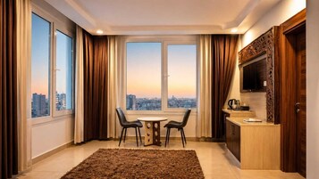 Deluxe Studio, 1 King Bed, City View | Frette Italian sheets, premium bedding, in-room safe, soundproofing