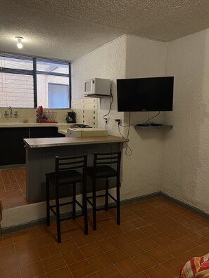 Kjøleskap og kjøkkenutstyr