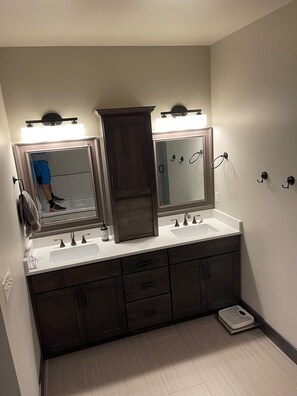 Baignoire, serviettes fournies, savon, papier de toilette