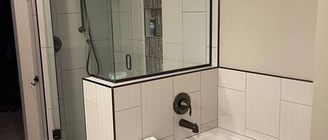 Baignoire, serviettes fournies, savon, papier toilette