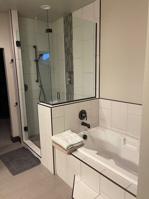 Baignoire, serviettes fournies, savon, papier de toilette