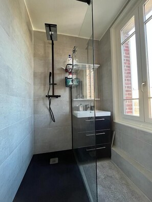 Shower, hair dryer, towels - Family home, town house in d'Etretat (Étretat)