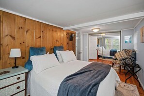 2 bedrooms, iron/ironing board, travel cot, free WiFi - Linny’s Lake Retreat,  Family-Friendly & Dock Access (West Suffield)