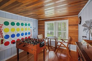 Games room - Linny's - Lakefront Retreat Private Dock & Firepit (West Suffield)