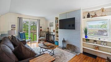 Smart TV, fireplace, Netflix, table football