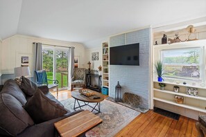 Smart TV, fireplace, Netflix, table football