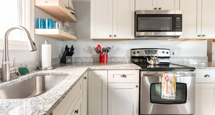 Linny’s Lake Retreat, Family-Friendly & Dock Access