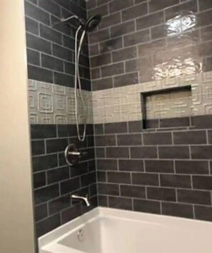 Dusj, håndklær, såpe og toalettpapir