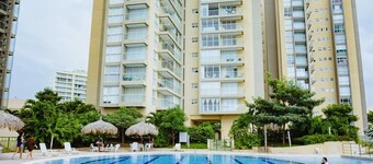 Hermosas piscinas, solo a 5 minutos del mar y salida directa a centro comercial.