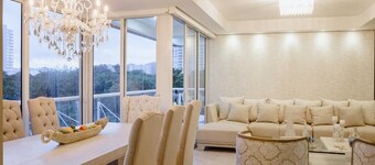 Hermosas piscinas, solo a 5 minutos del mar y salida directa a centro comercial.