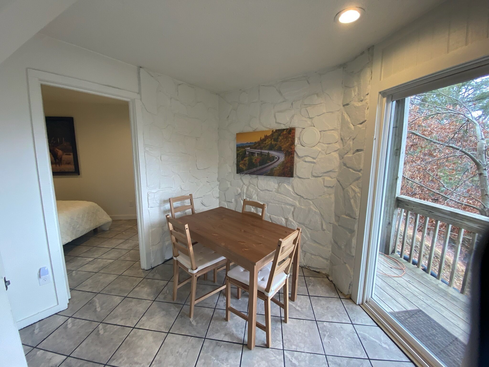 Roundhouse chalet walking distance to Main Street