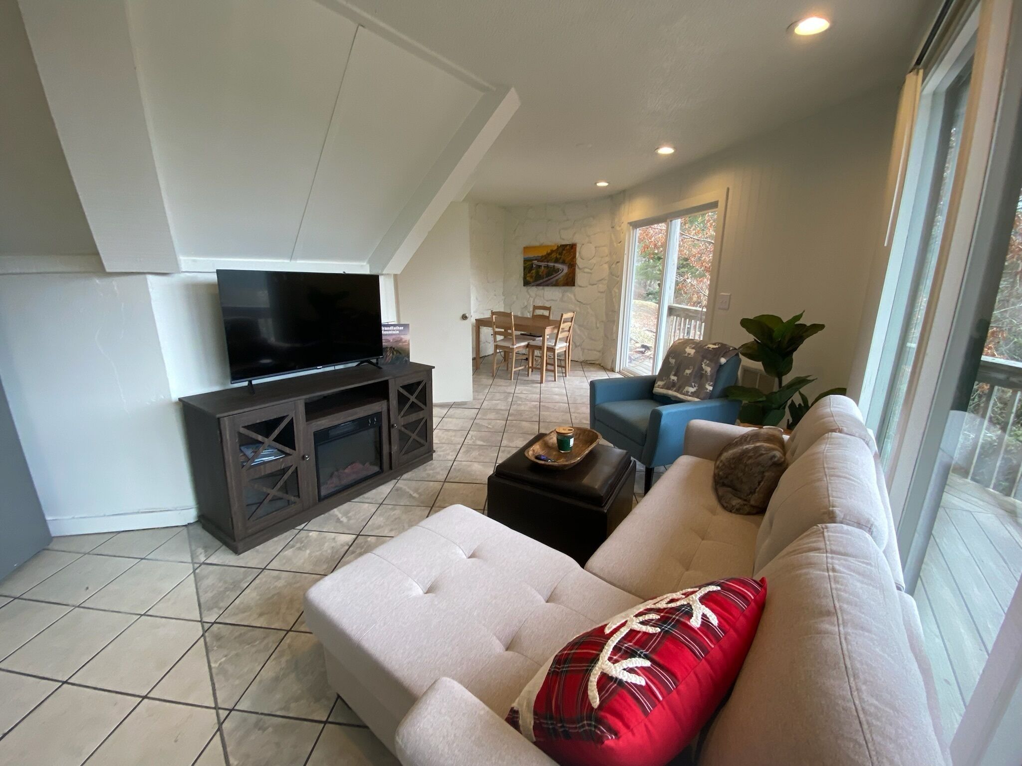 Roundhouse chalet walking distance to Main Street