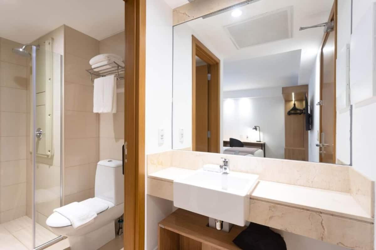 Zimmer, 1 Queen-Bett, Nichtraucher | Minibar, Verdunkelungsvorhänge, Bettwäsche