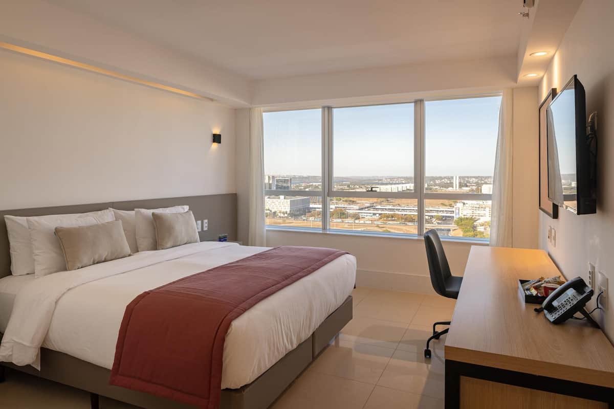 Een minibar, verduisterende gordijnen, beddengoed