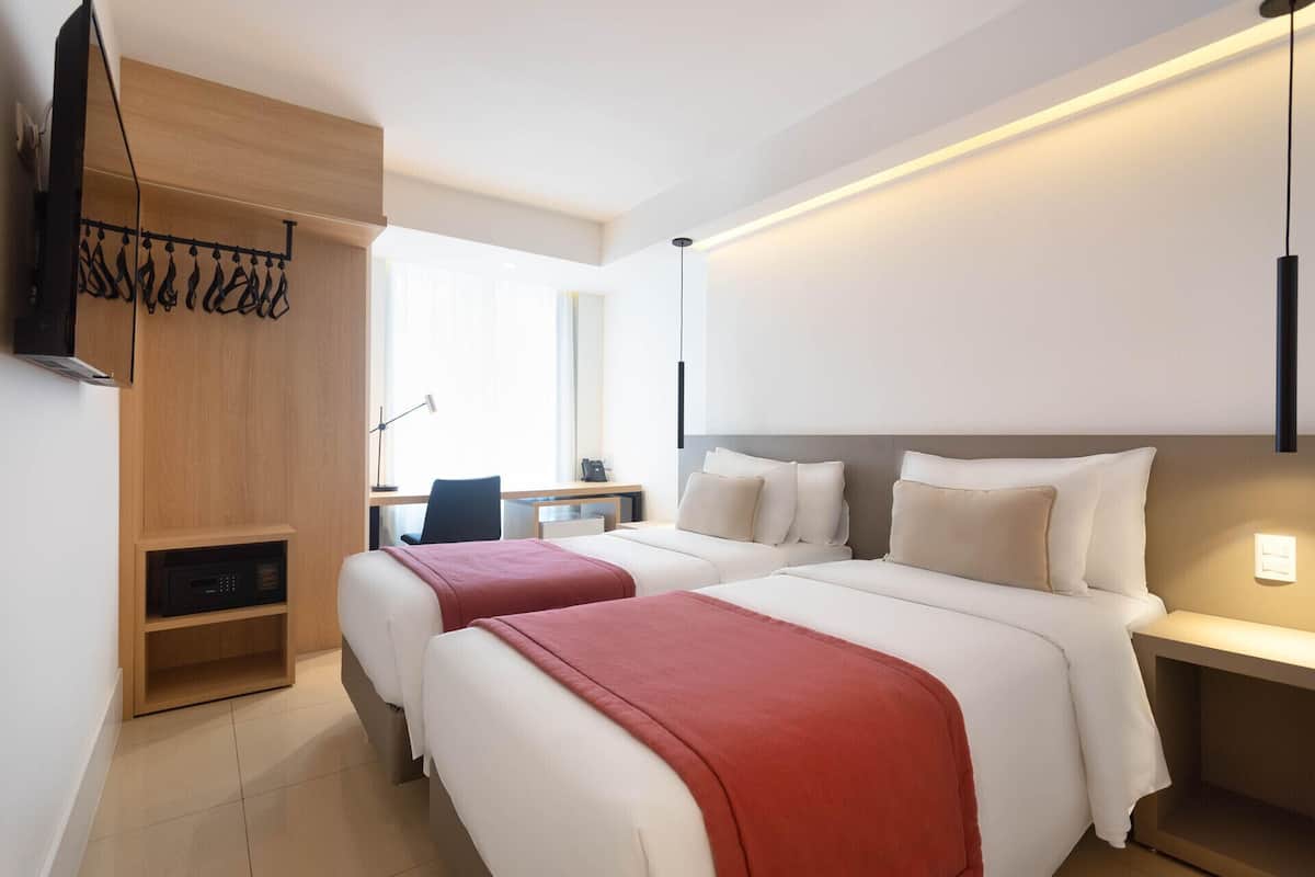 Een minibar, verduisterende gordijnen, beddengoed