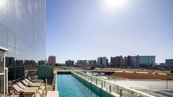 Una piscina al aire libre de temporada