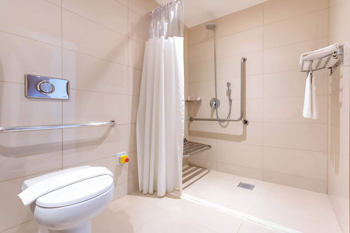 Executive-Zimmer, 1 Doppelbett, barrierefrei, Nichtraucher (Mobility, Roll-In Shower) | Minibar, Verdunkelungsvorhänge, Bettwäsche