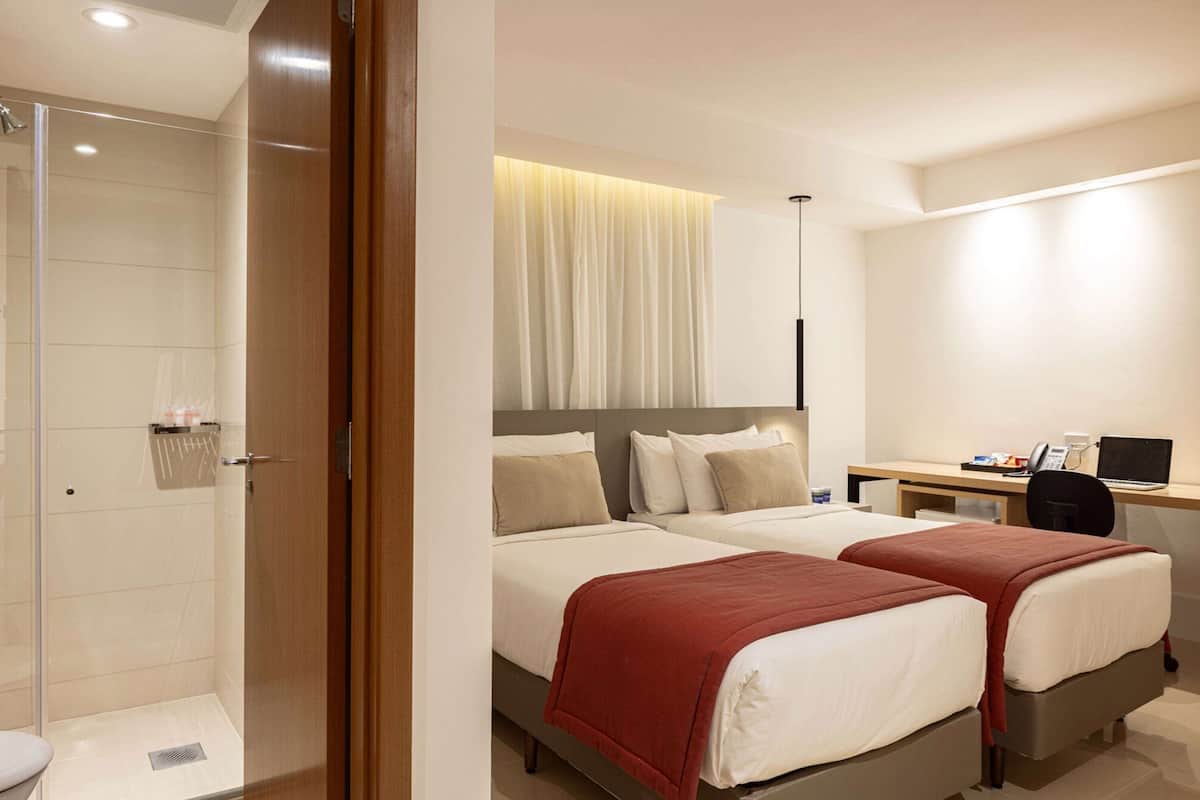 Een minibar, verduisterende gordijnen, beddengoed