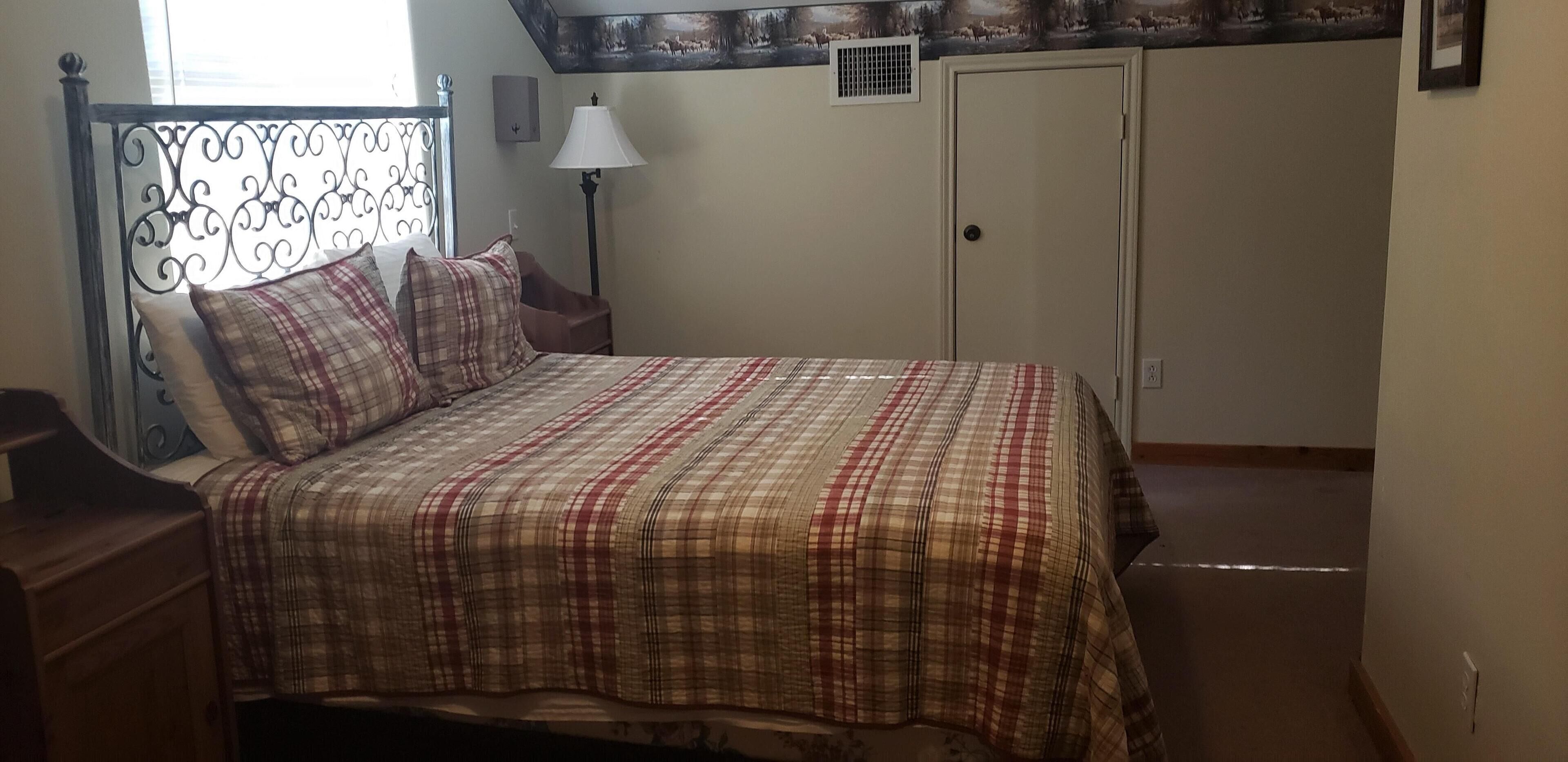 2 habitaciones, tabla de planchar con plancha, wifi y ropa de cama 