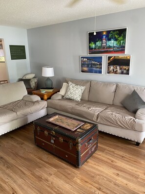 Smart TV, reproductor de DVD, libros y videoteca 