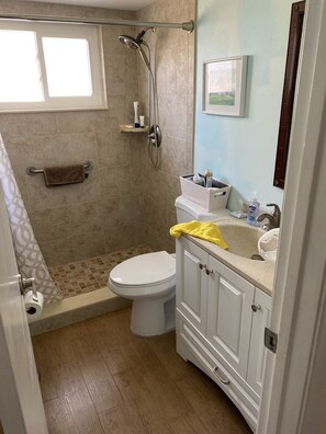 Een douche, een haardroger, handdoeken, zeep