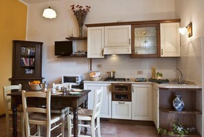 Frigorifero, microonde, forno, macchina per tè/caffè