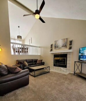 Smart TV - West Omaha Gem • Near Trails, Parks & Dining ❤ (Omaha)