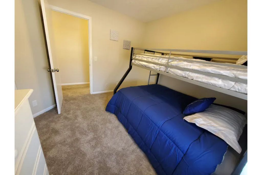 Quiet and comfortable West Omaha home + garage ❤