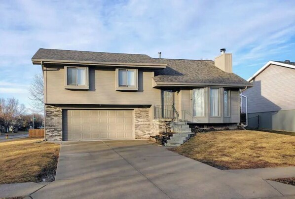 Exterior - West Omaha Gem • Near Trails, Parks & Dining ❤ (Omaha)